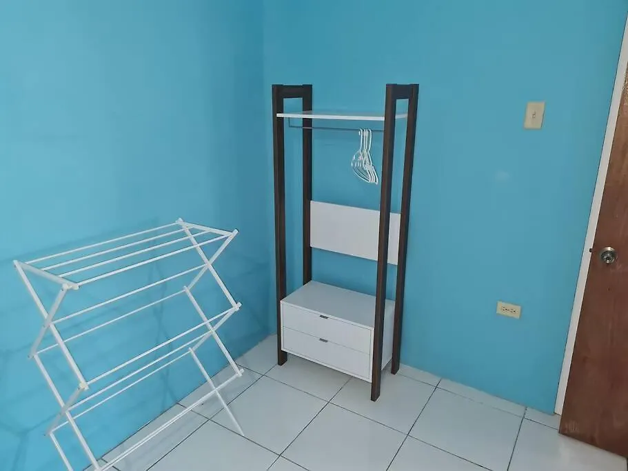 Two Bedroom. Walk To Beach. Free Wi-Fi & Free Parking Portmore Apartment