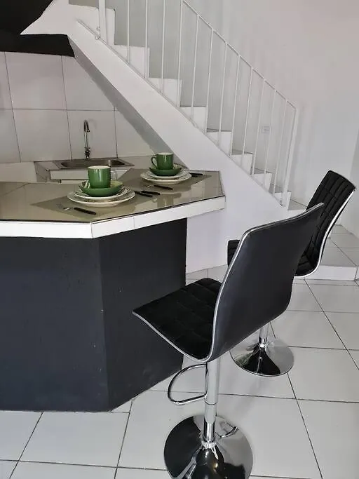 Two Bedroom. Walk To Beach. Free Wi-Fi & Free Parking Portmore